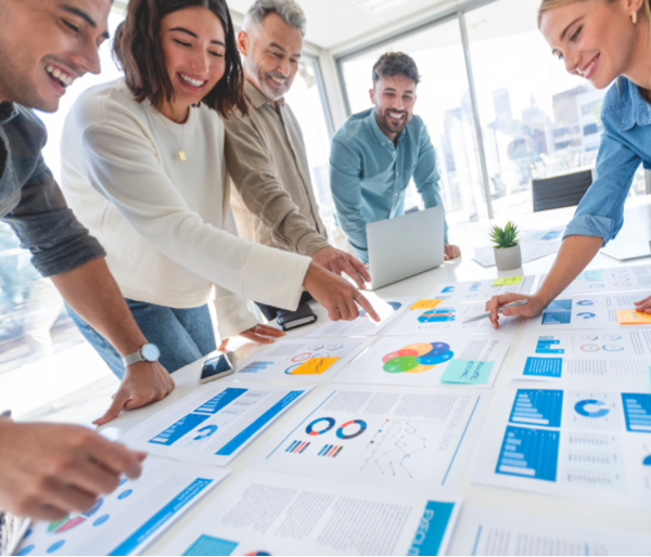 Genetsis: imagen interior para el servicio de "Data Management" mostrando a distintas personas analizando diagramas de datos